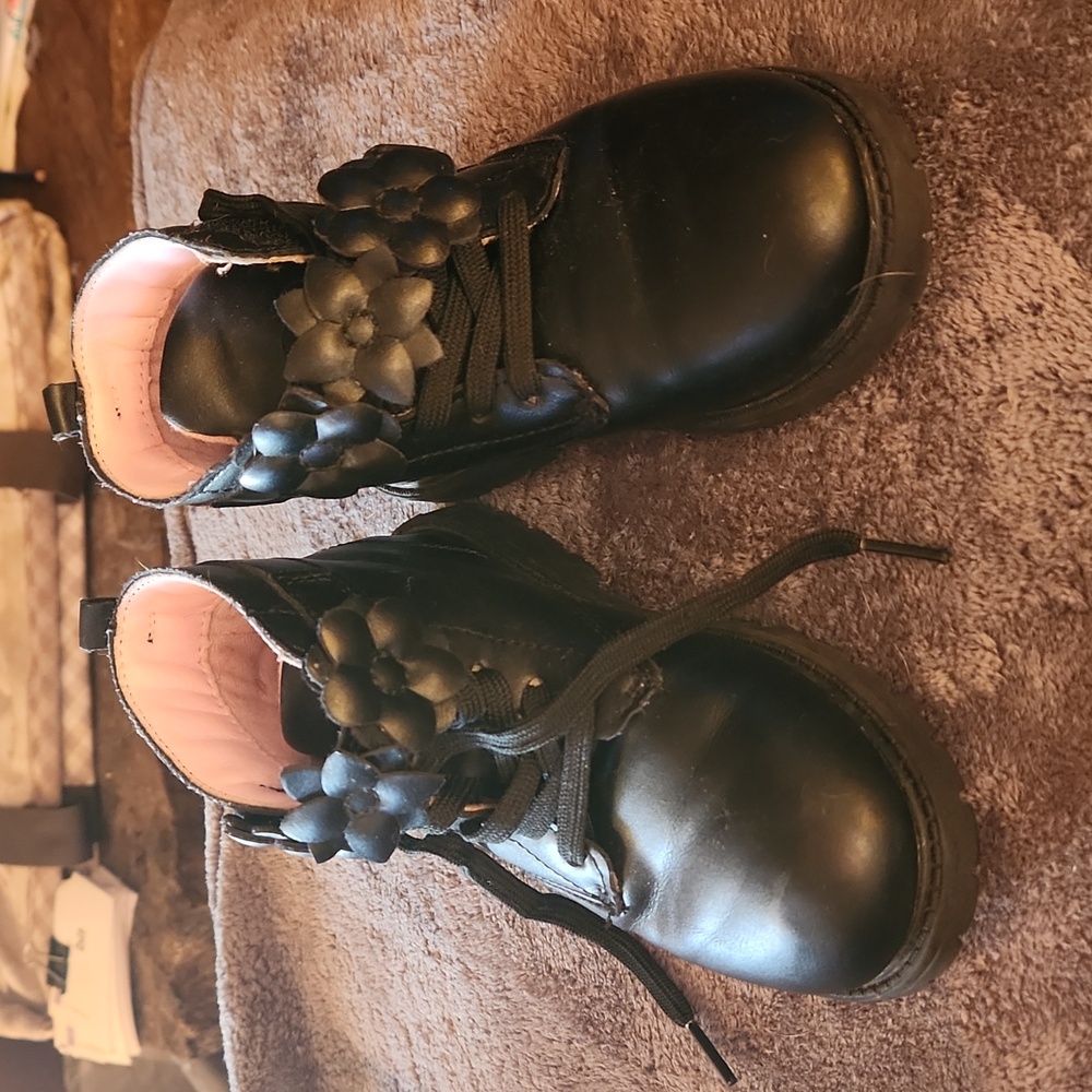 Little girl black boots with flowers velcro closer at the top